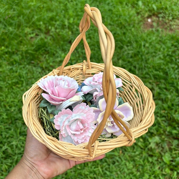 VINTAGE FLOWERS BASKET - Picture 1 of 16